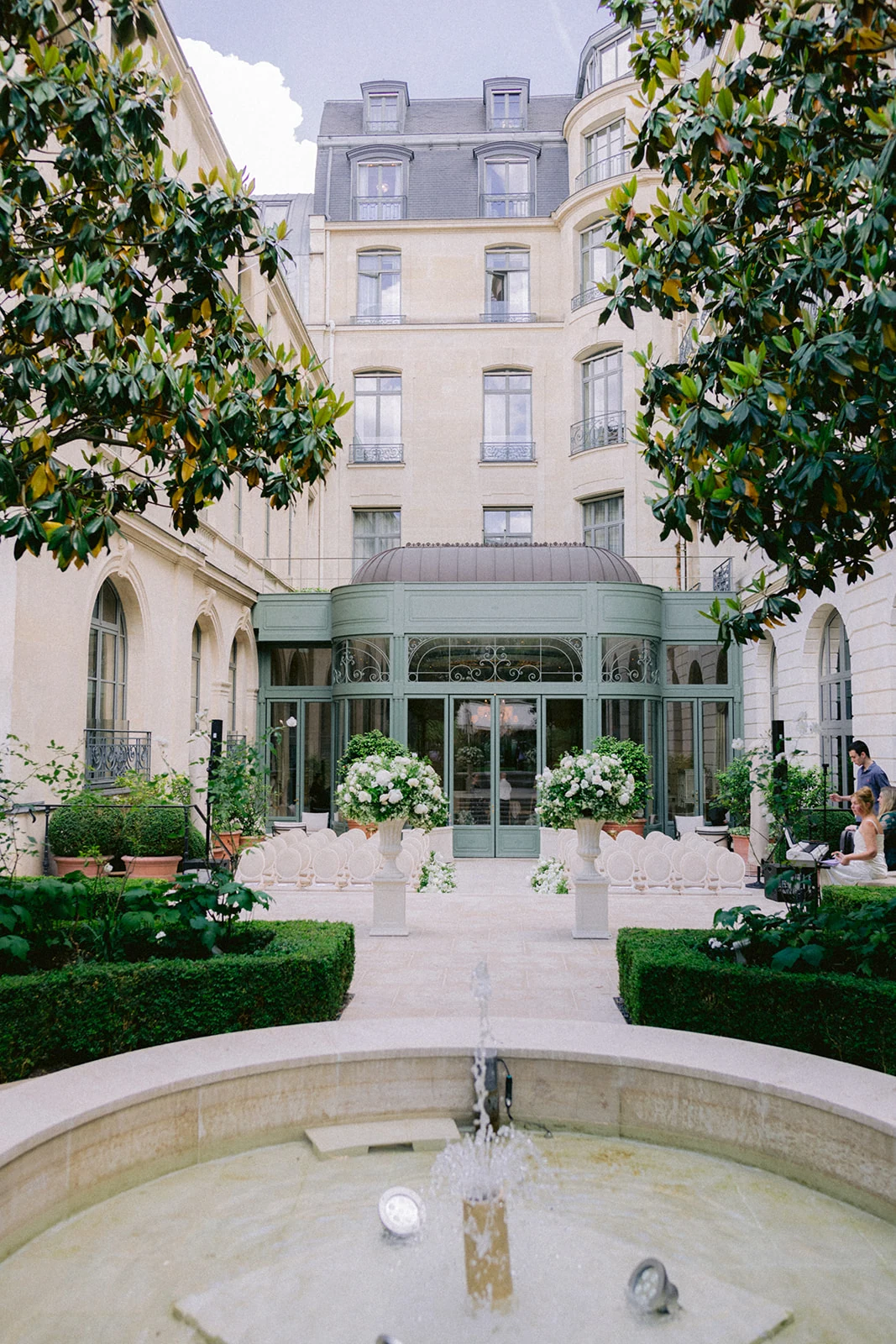 Vue de la cérémonie de mariage depuis la fontaine du jardin du Ritz Paris