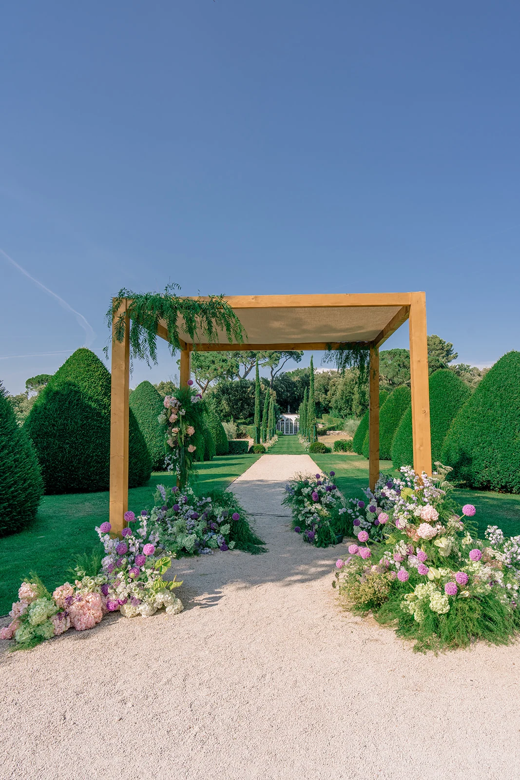 Arche florale de cérémonie pour un mariage en Provence