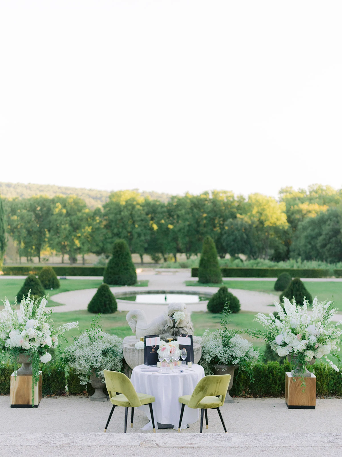 Outdoor wedding table decoration in the gardens of Château de la Gaude