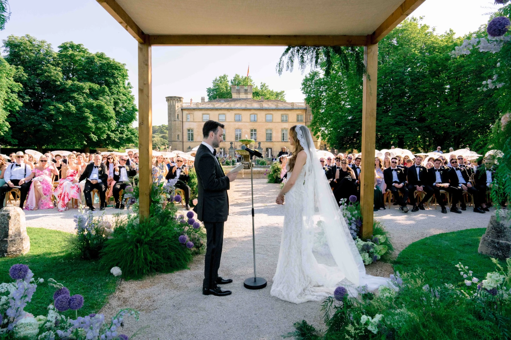 Mariée photographiée dans un élégant décor de mariage à Paris