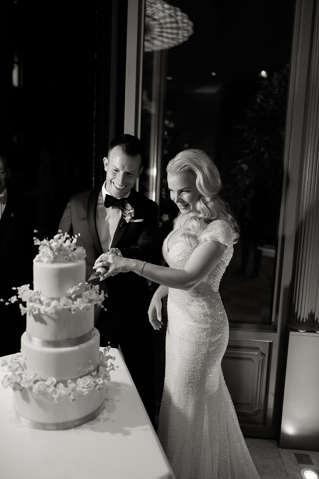 Bride and groom cutting their wedding cake during a Ritz Paris reception