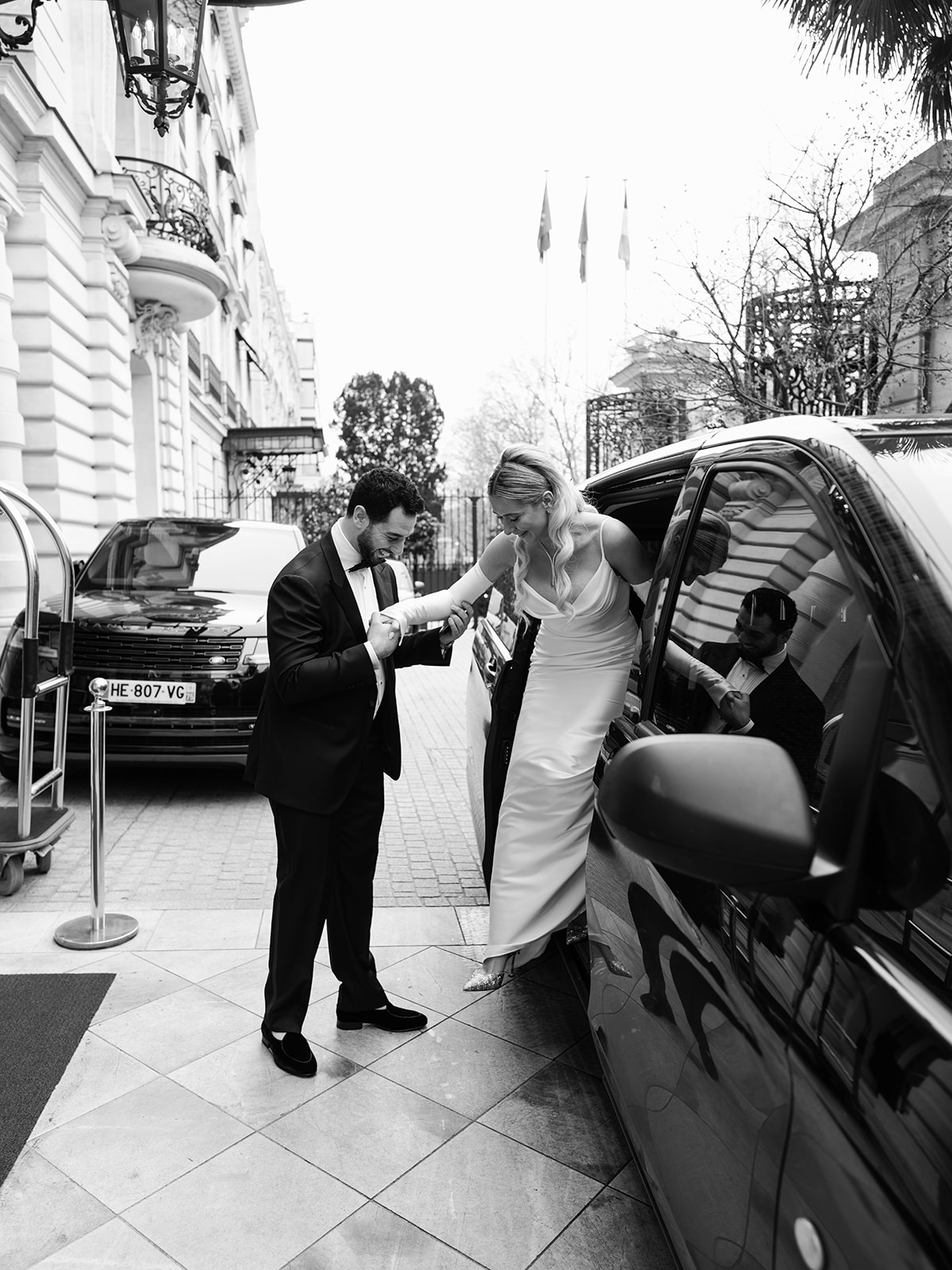 Bride and groom arriving at Shangri-La Paris